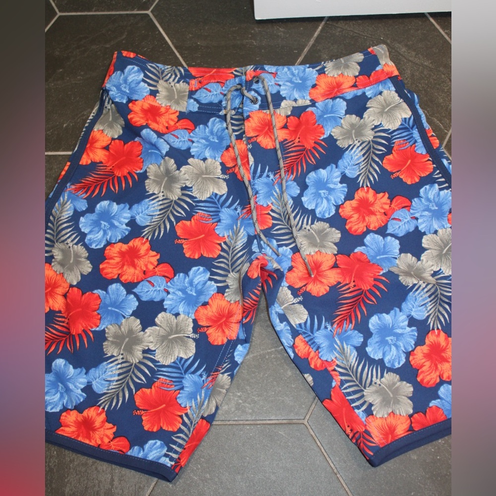Swim Trunks UV Skins Retro Board Shorts – American Hibiscus 🌺 (Size 30) Men’s